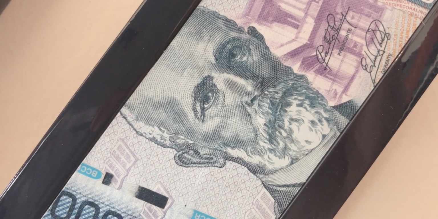 Szétvágott papírpénzből készített magának fali díszt