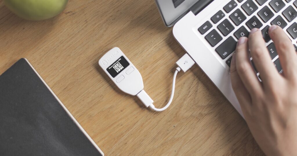 Magyar nyelvi támogatást kap a Trezor