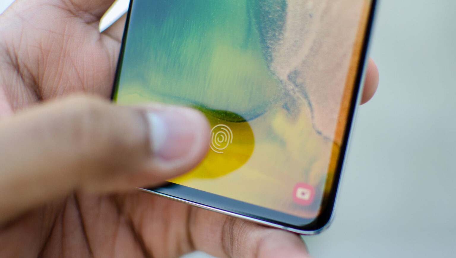 Máris feltörték a beépített tárcás Samsung S10-et