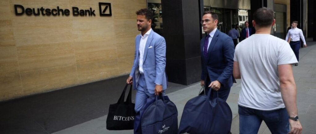 Nem bankárok, hanem két szabó látható az instant mémmé vált Deutsche Bank fotón