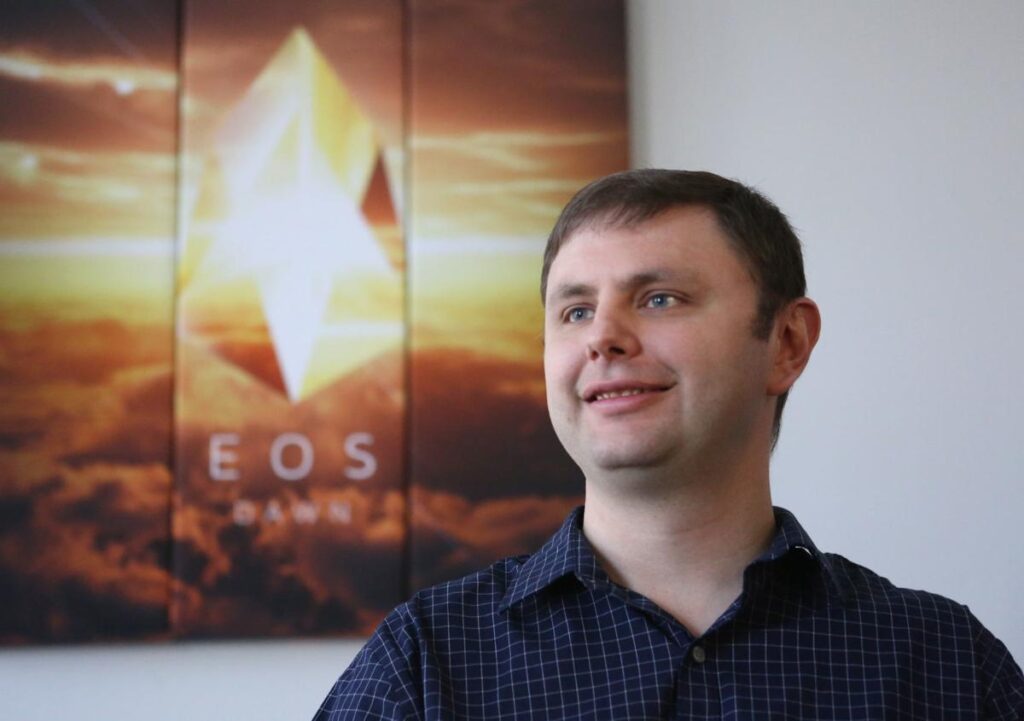 Kilépett az EOS alapítója