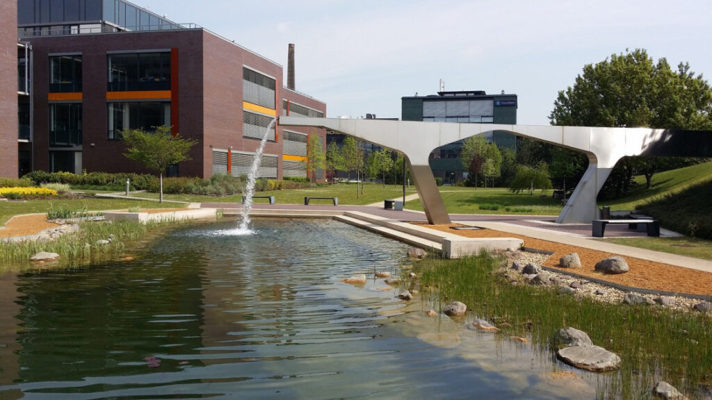 Szeptemberben avatjuk Satoshi szobrát