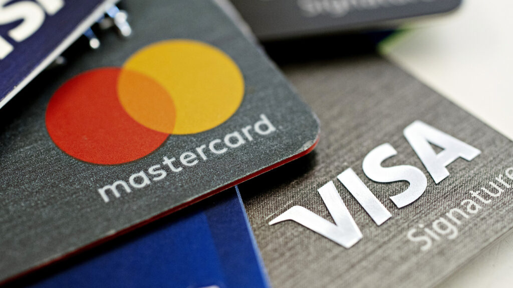 A VISA és a Mastercard messziről figyeli a Binance sorsát, egyelőre nem tilt
