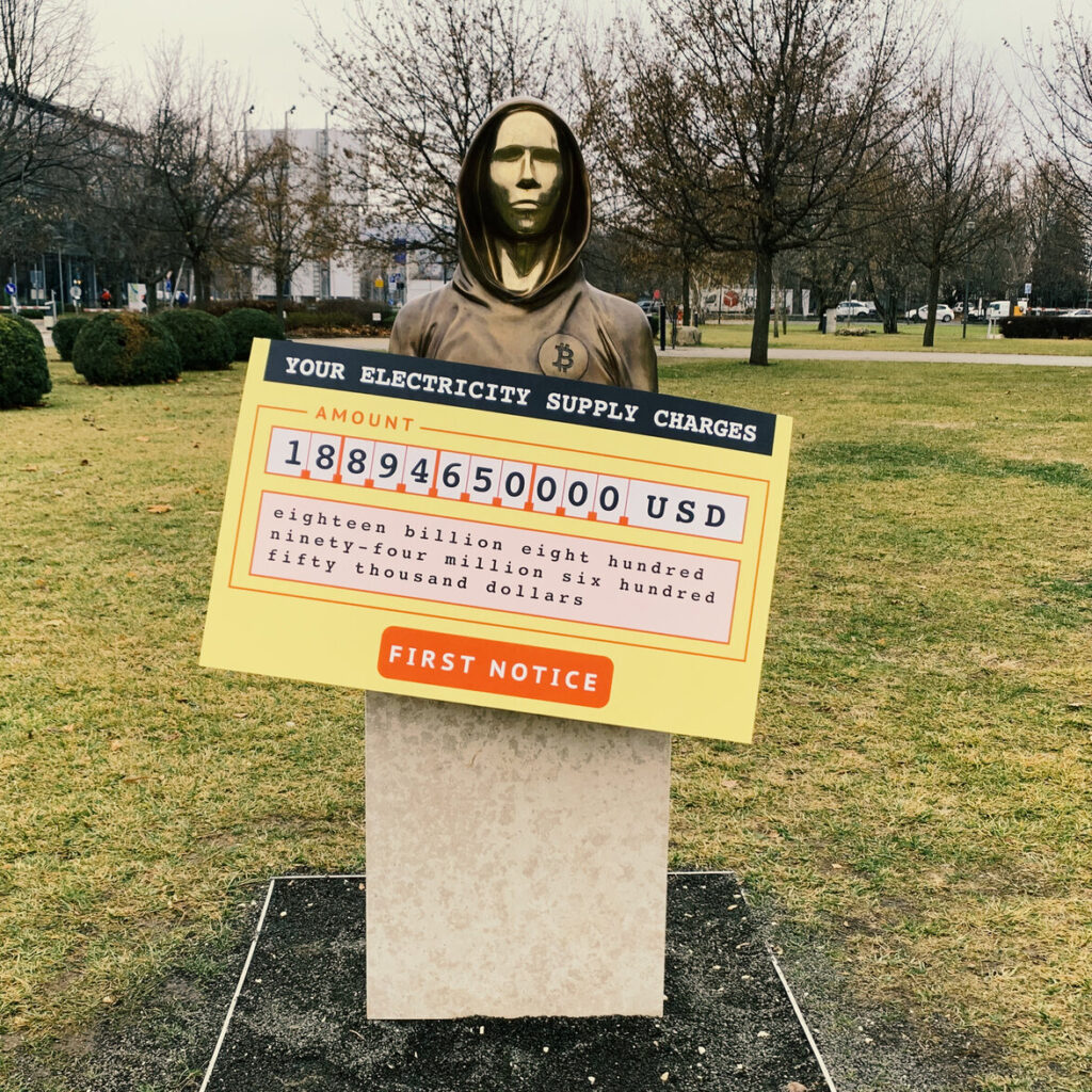 Villanyszámlát akasztott Satoshi nyakába egy magyar művész