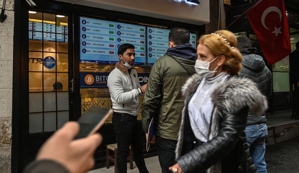 Sok török vásárol stabil coint a gyengülő líra miatt