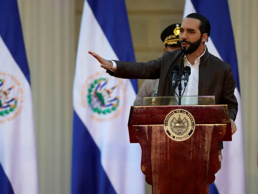 El Salvador továbbra is bitcoint vásárol