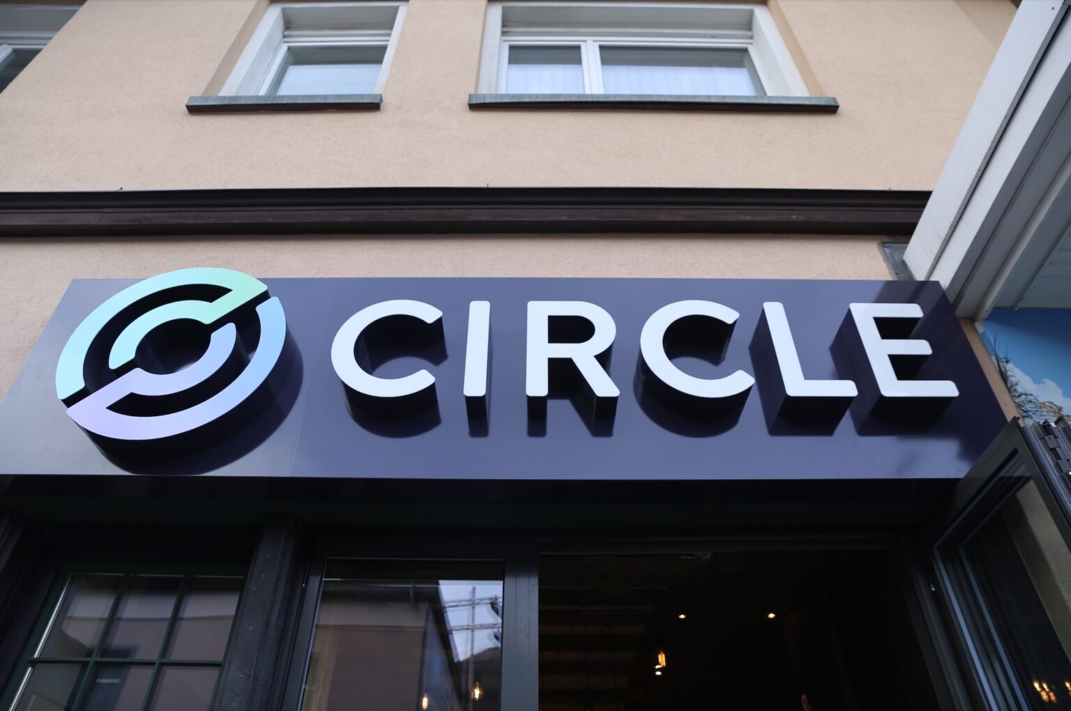 Euró fedezetű stabilcoint dob piacra a Circle