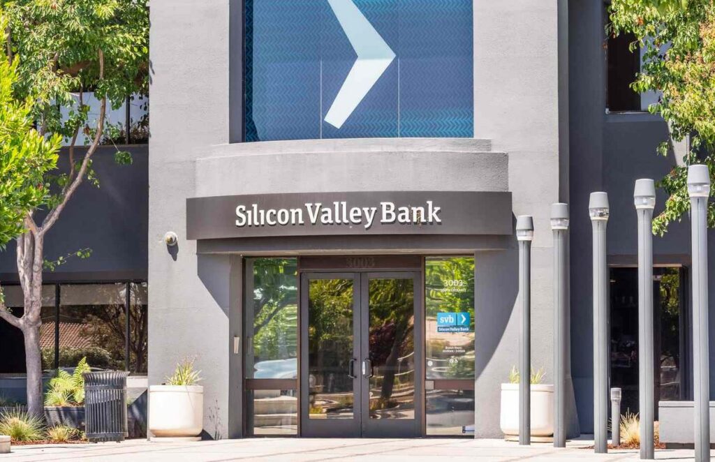 Krízisben egy amerikai bank, sokan félnek, hogy az első dominó lehet