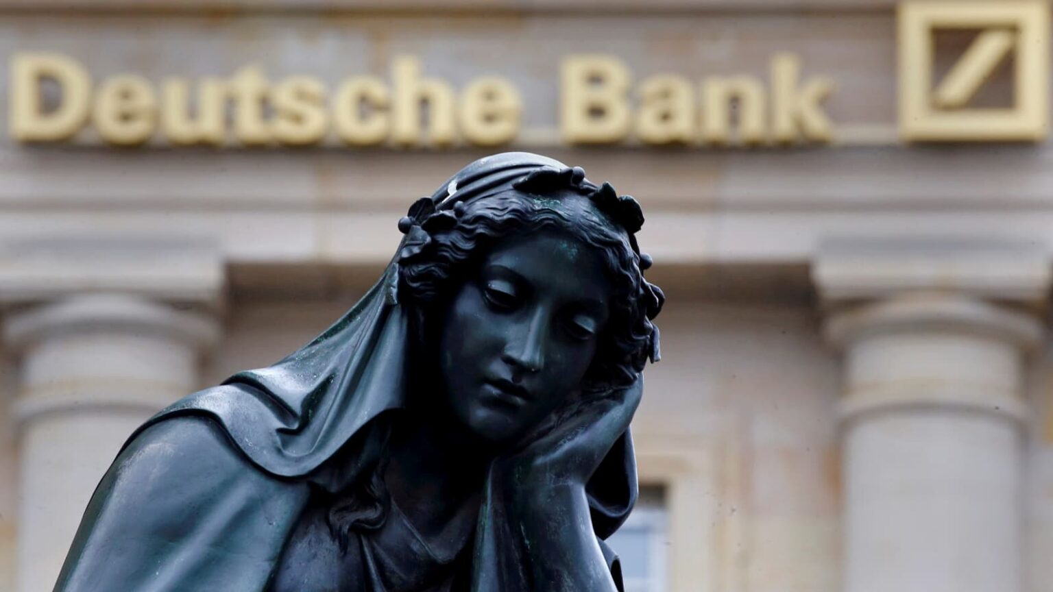 Akár 30 évet is kaphat a garantált kripto hozamot ígérő bankár