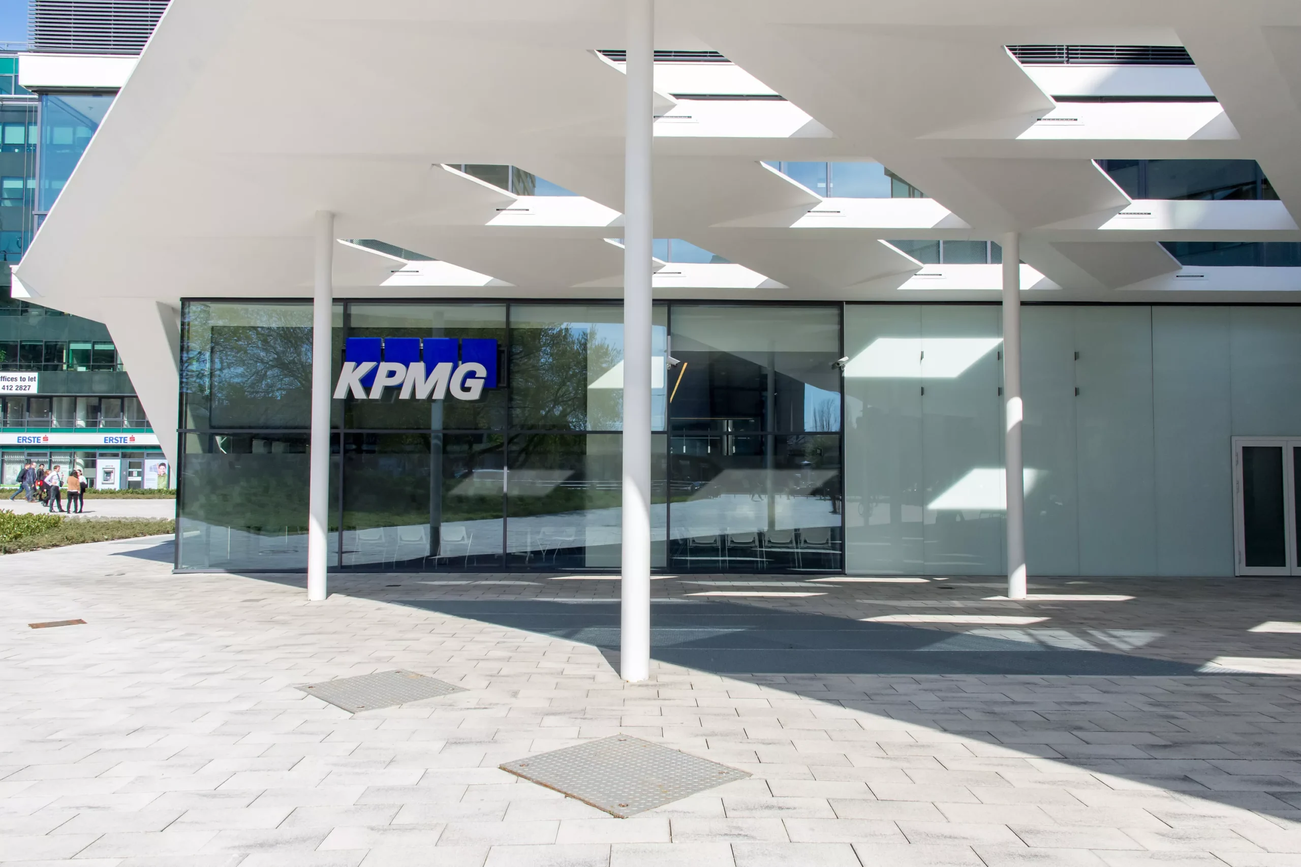 Szokatlan fogadási mintázatok a KPMG által auditált cégeknél a Polymarketen
